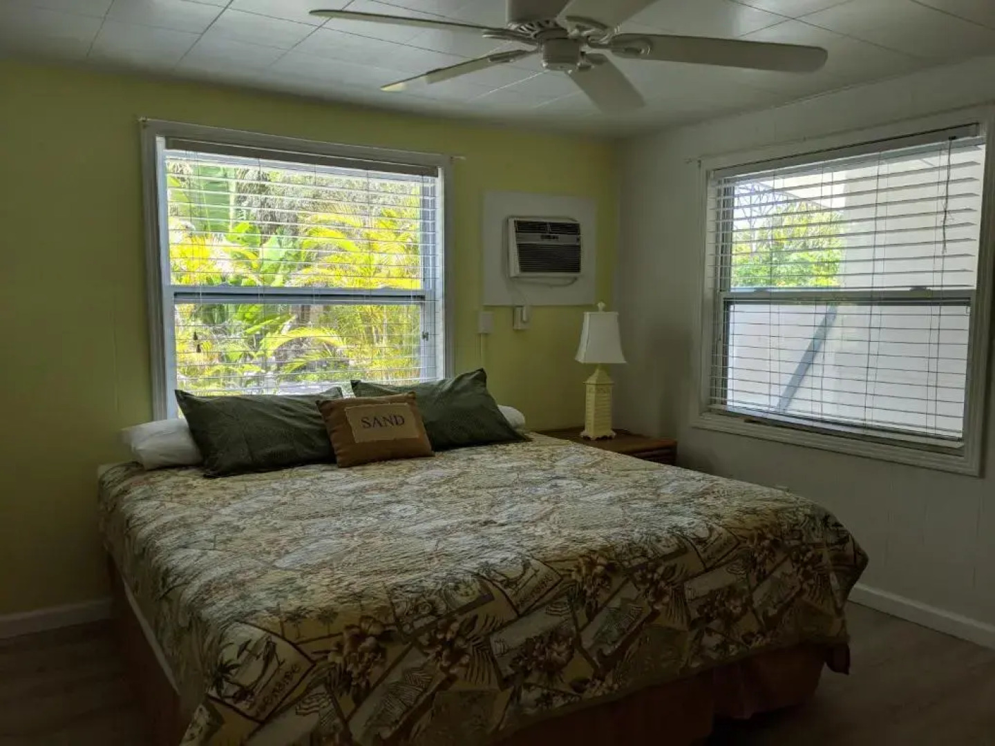 Tropical Winds Beachfront Motel and Cottages