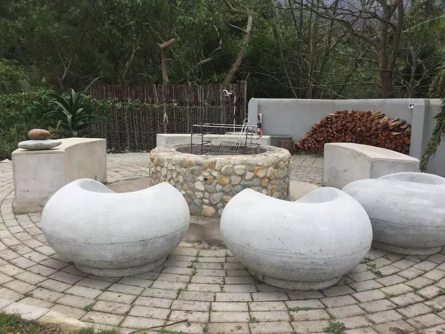 A Riverbed Guesthouse