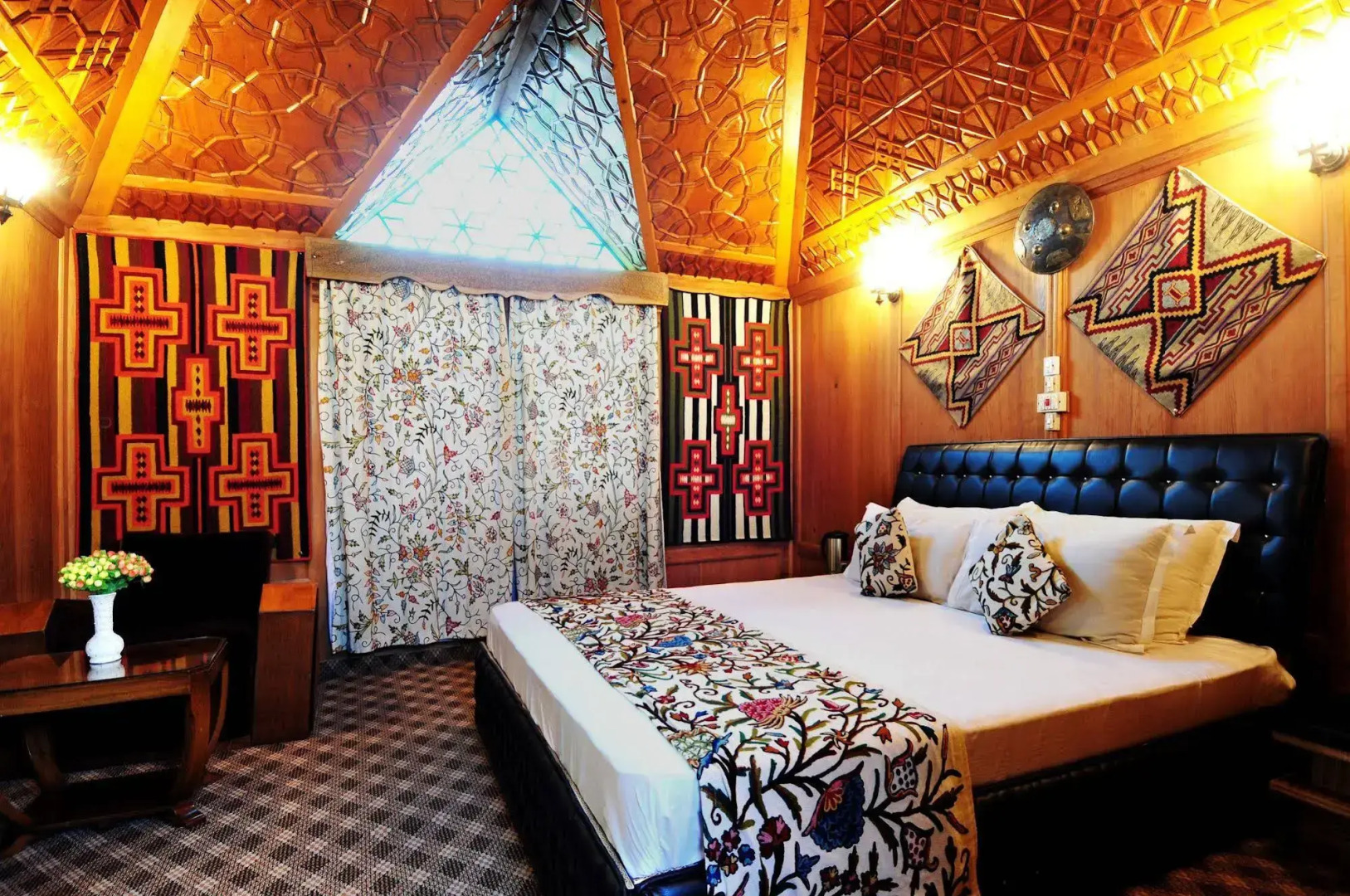 New Jacquline Heritage Houseboats Nigeen Lake