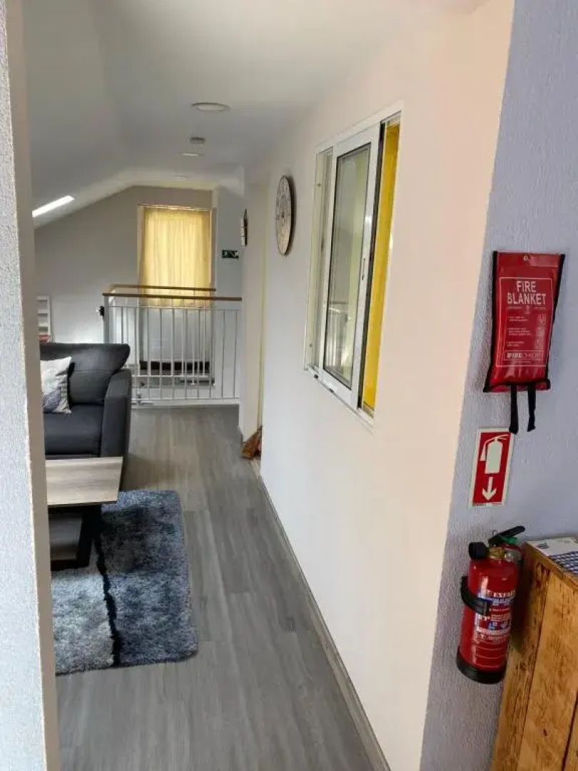 Lovely newly refurbished, 1 bedroom top floor apartment with sea views, fast WI-FI CABLE TV and Netflix