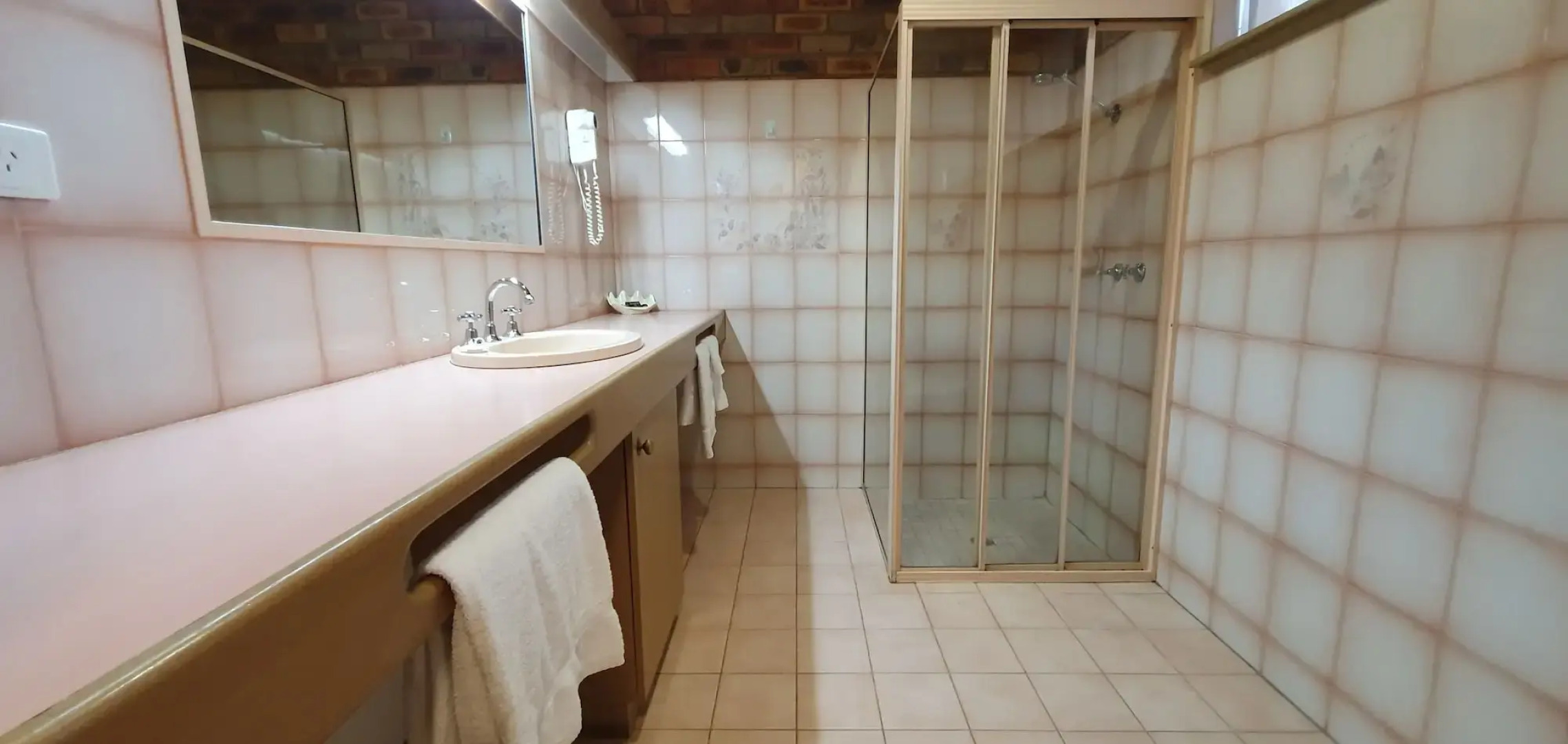 Pines Country Club Motor Inn