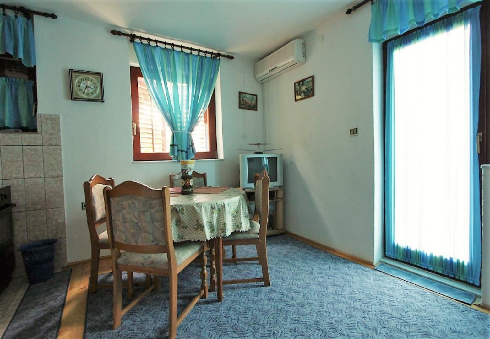 Apartment Šera - 50 m from beach: A1 Pisak, Riviera Omis