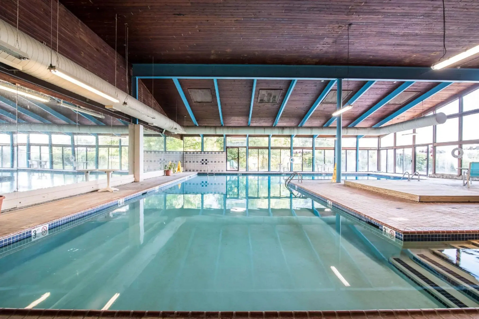 Econo Lodge Inn & Suites