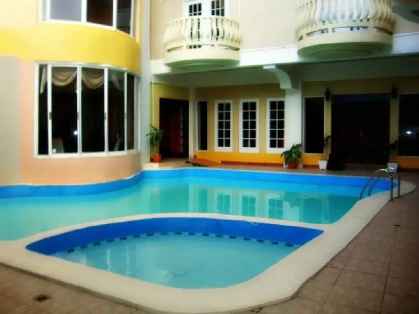 Art-Deco Beach Hotel