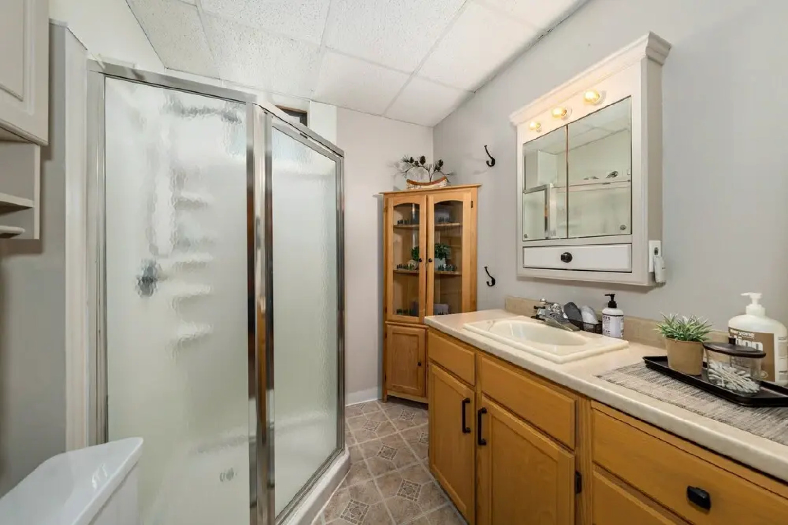 Log Cabin w/ Private Hot Tub on Wenatchee River!