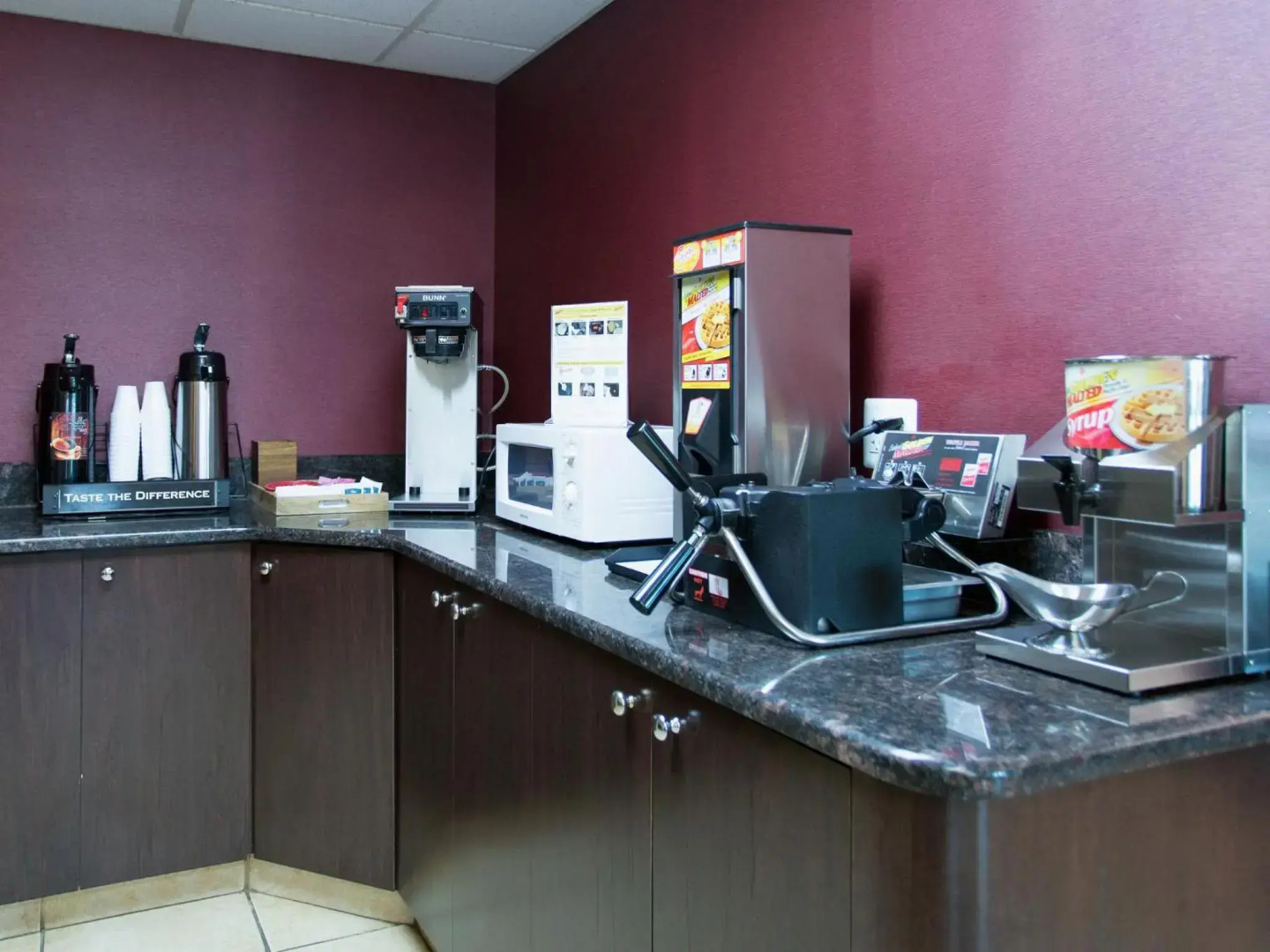 Travelodge by Wyndham Romulus Detroit Airport