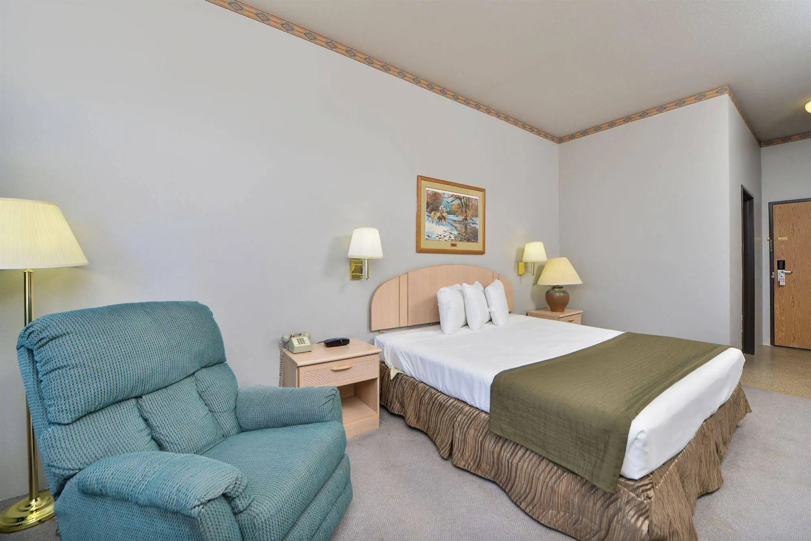 Econo Lodge Inn & Suites