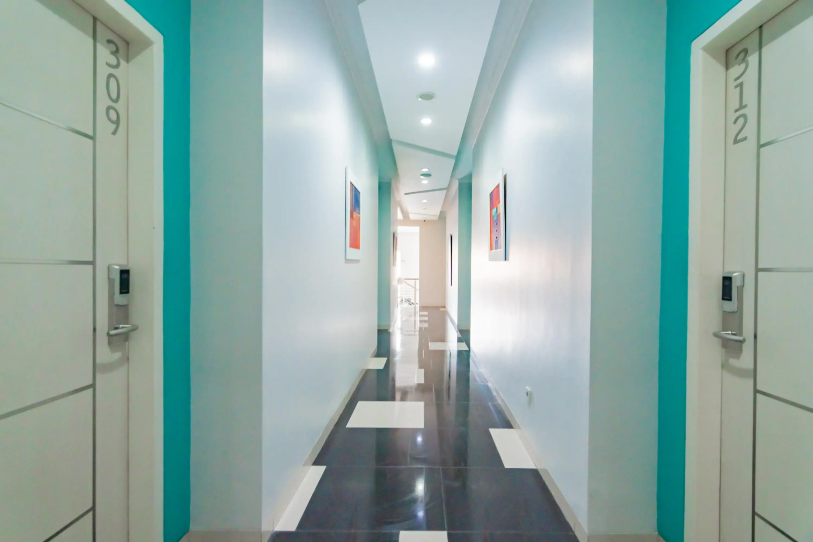 RedDoorz Plus @ Point Phila Cihampelas