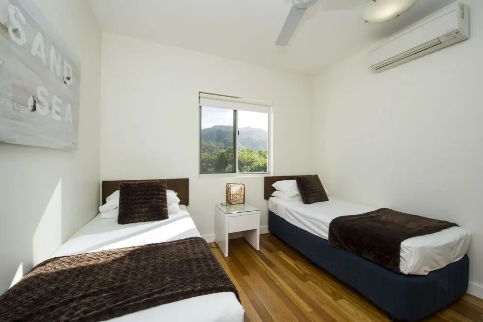Beachside Magnetic Harbour Holiday Apartments