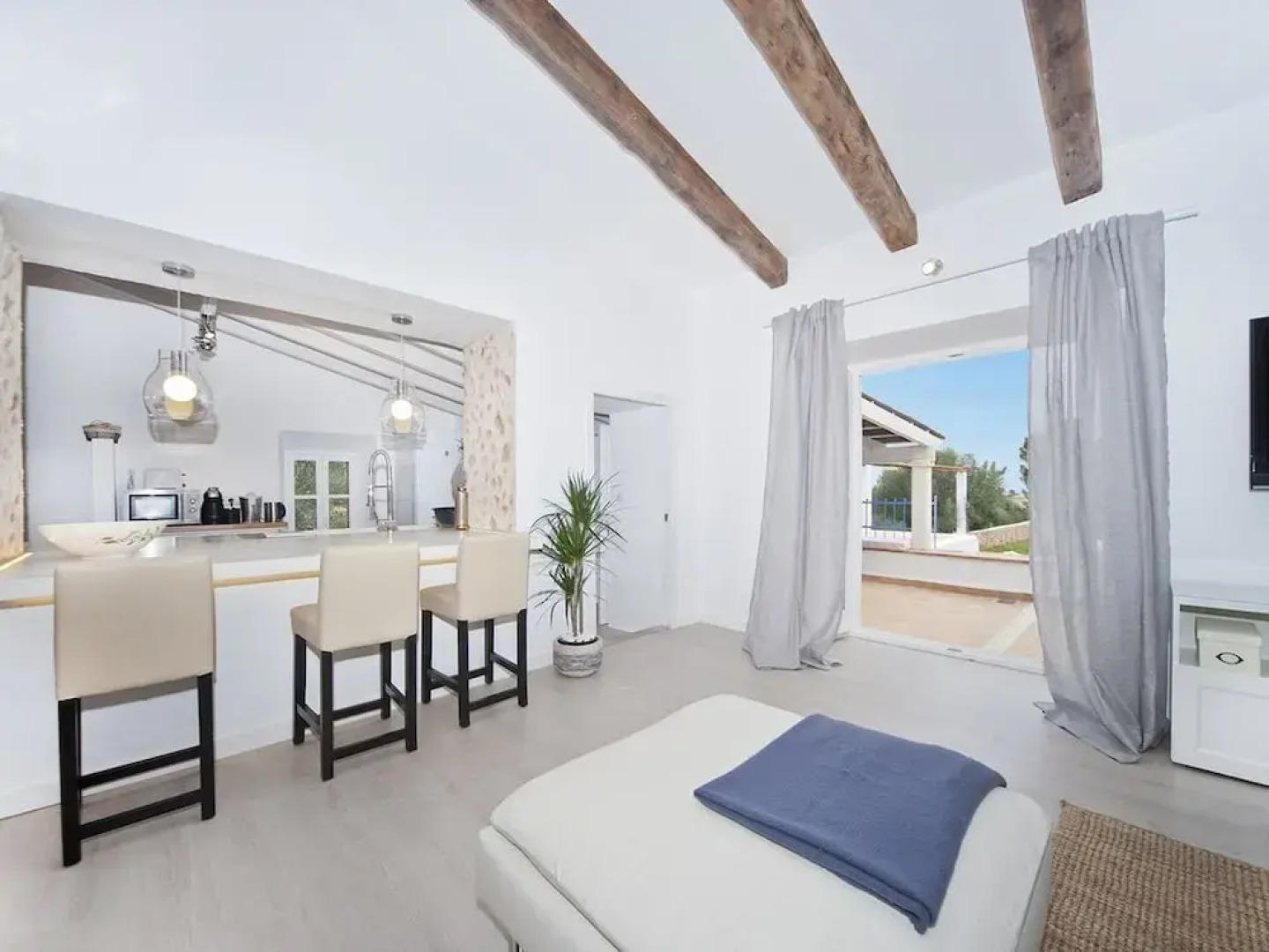 Charming mansion with pool sea view