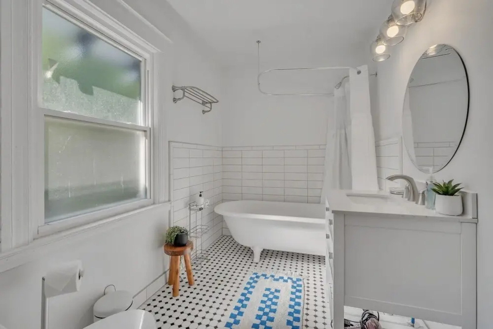 Pet Friendly 5BR Home near Downtown Detroit by RedAwning