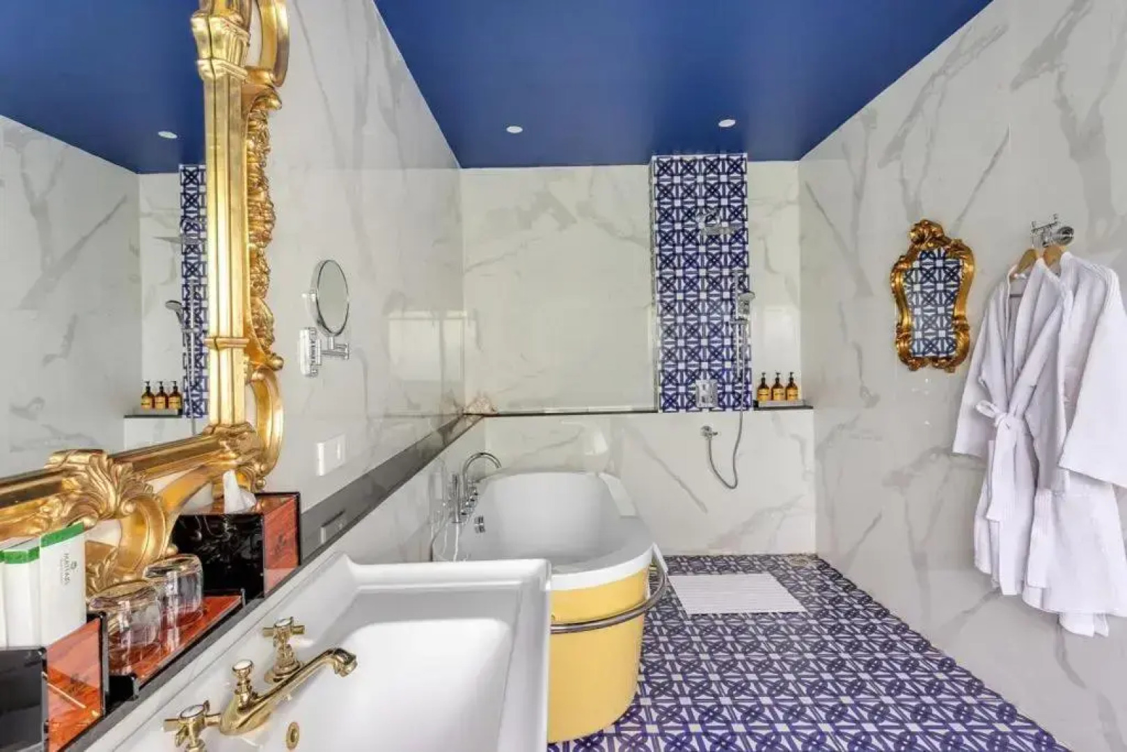 Mayfair On Sea, Morjim Beach