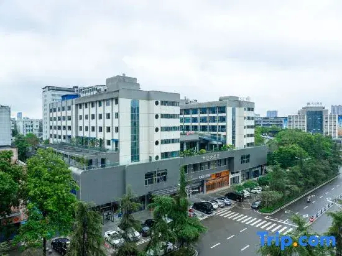 Longchang Jingu Hotel