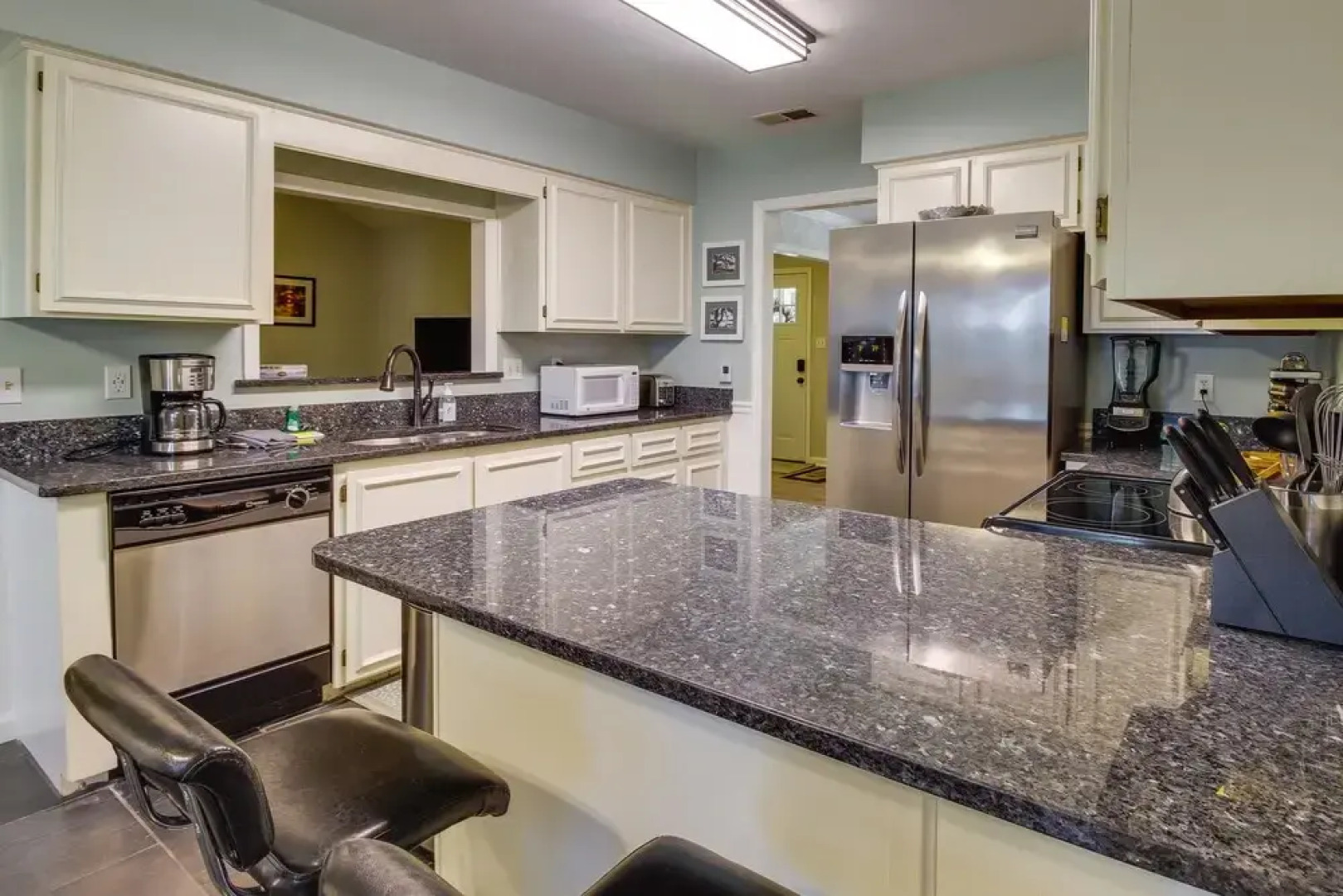 Sunny Savannah Home w/ Hot Tub ~ 10 Mi to Downtown