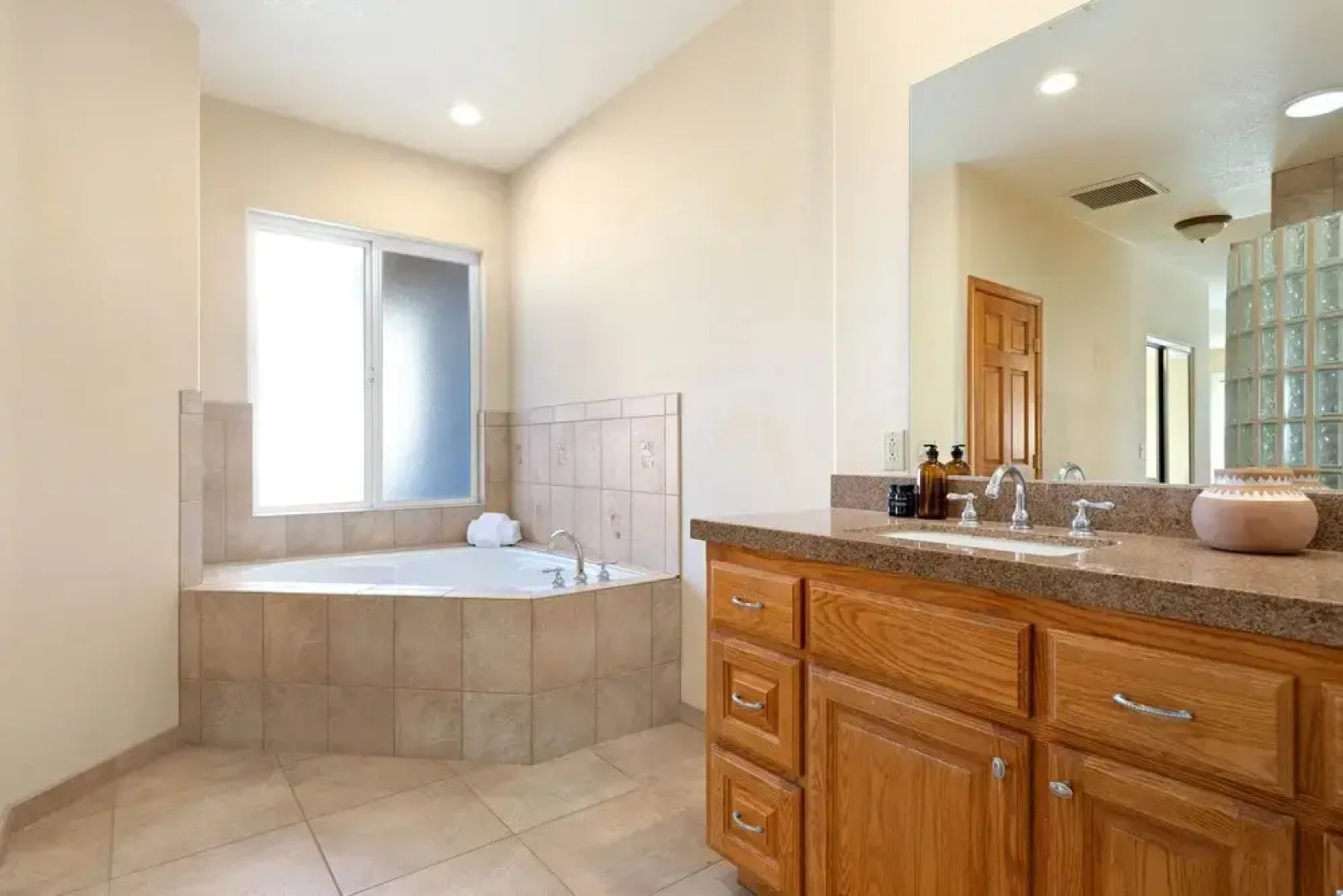 Playa Sol by Avantstay Jtree Oasis w/ Hot Tub & Pool!