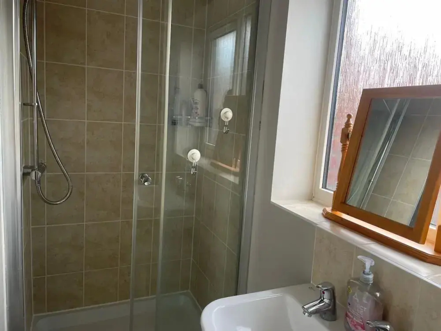 Fantastic, pet Friendly 3 Bedroom House in Bedford