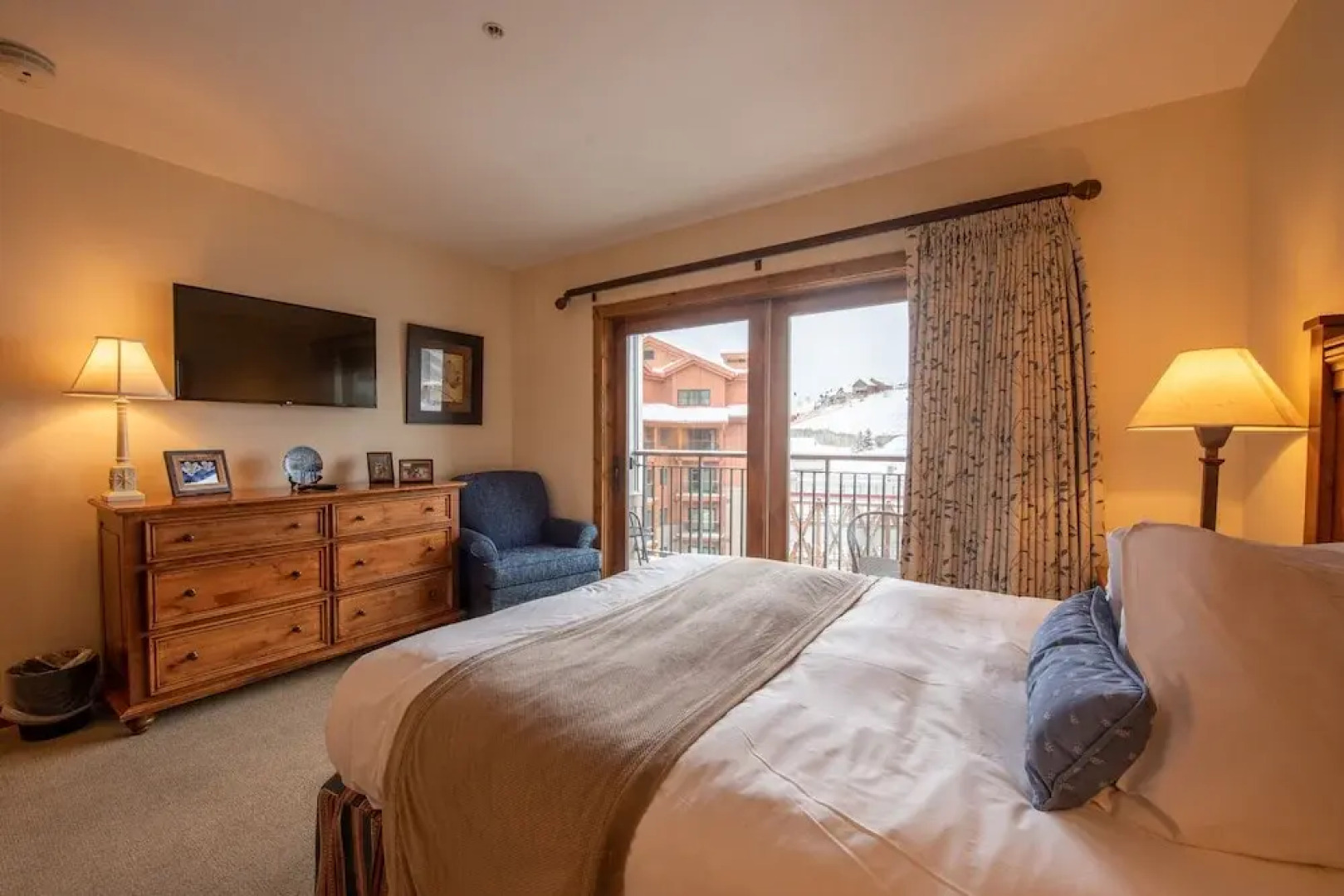 Large 3 Bedroom Bathroom In Mountaineer Square Condo - No Cleaning Fee! by RedAwning