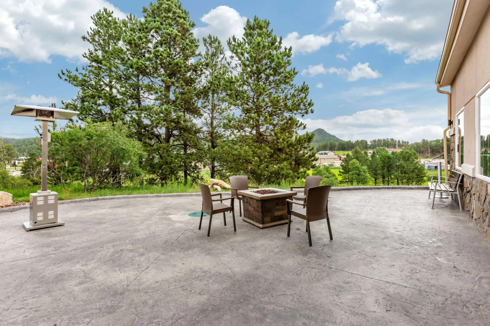 Comfort Inn & Suites Near Mt. Rushmore