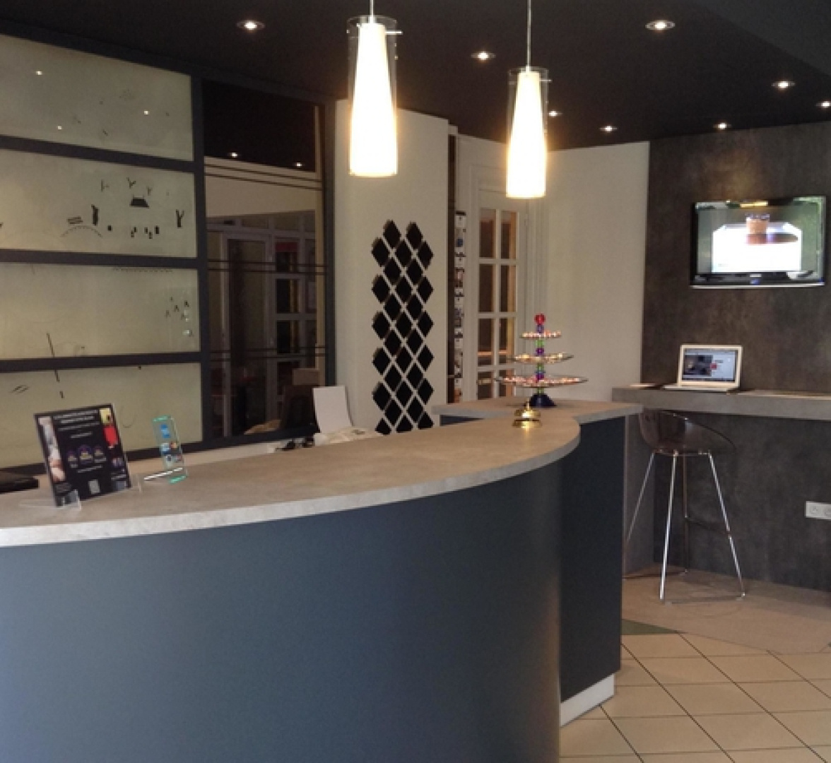 Le Miramont Rest. Des Petits Pois Sont Rouge