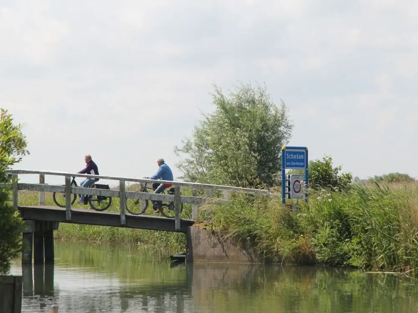 Romantic Holiday Home Directly on the Markermeer Lake with Waterfront Terrace