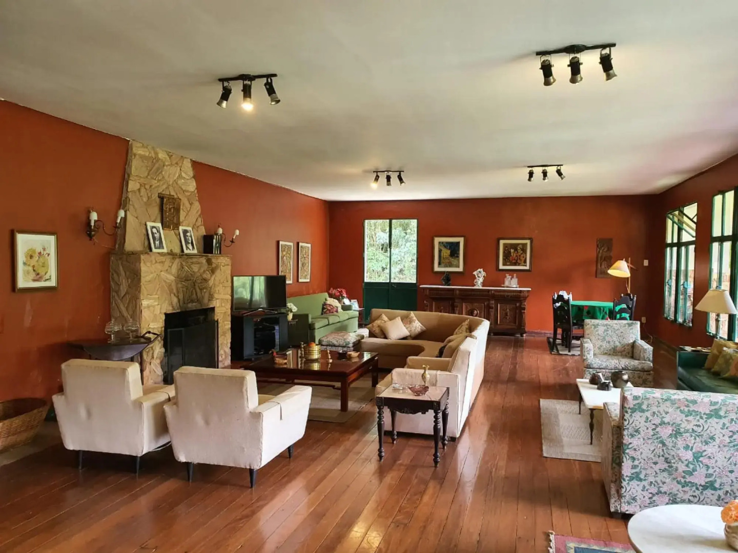 Pineapples Frib174 Country House for 20 pax