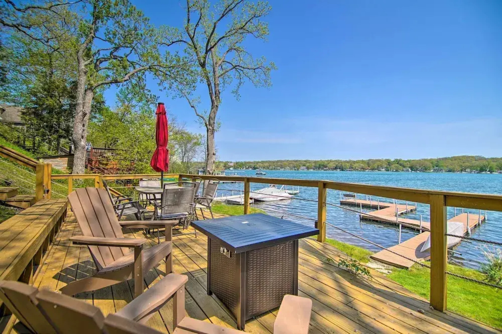 Serene Lakefront Escape: Boat Dock & Grill!