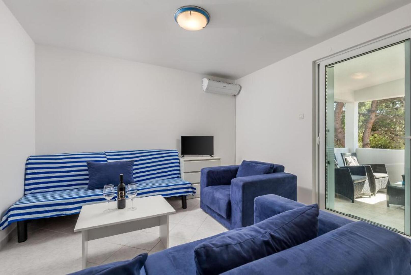 Apartment in pinewood near the sea