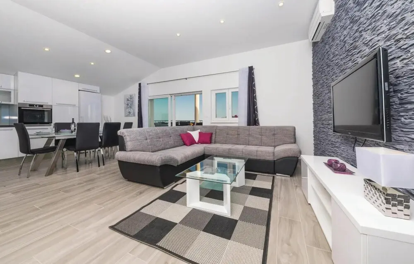 Beautiful Apartment in Kastel Stari With 4 Bedrooms, Wifi and Outdoor Swimming Pool