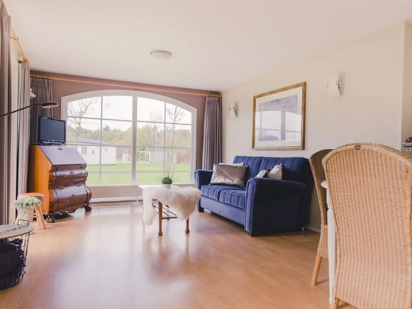 Comfy chalet with a dishwasher, directly on a pond