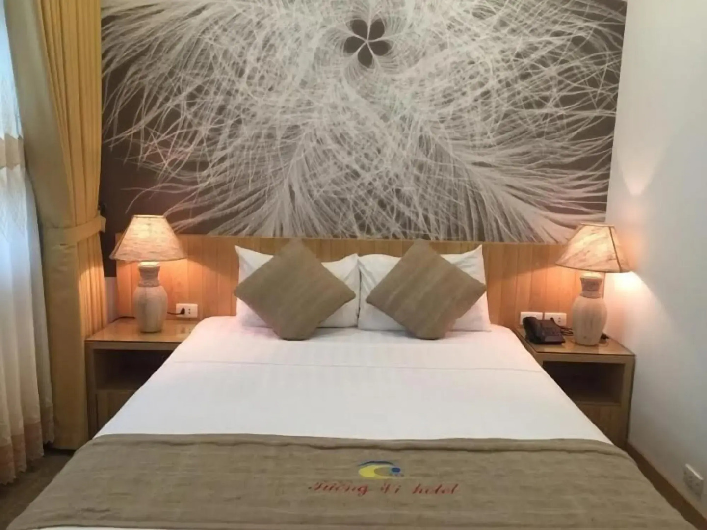 Khach San Tuong Vi - Van Cao