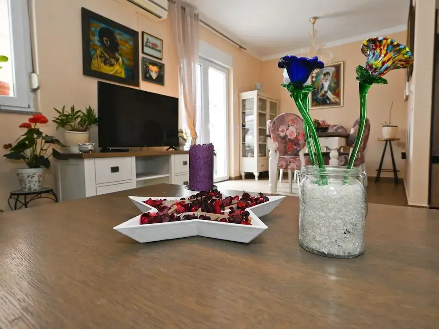 Home With Swimming Pool & Outdoor Kitchen