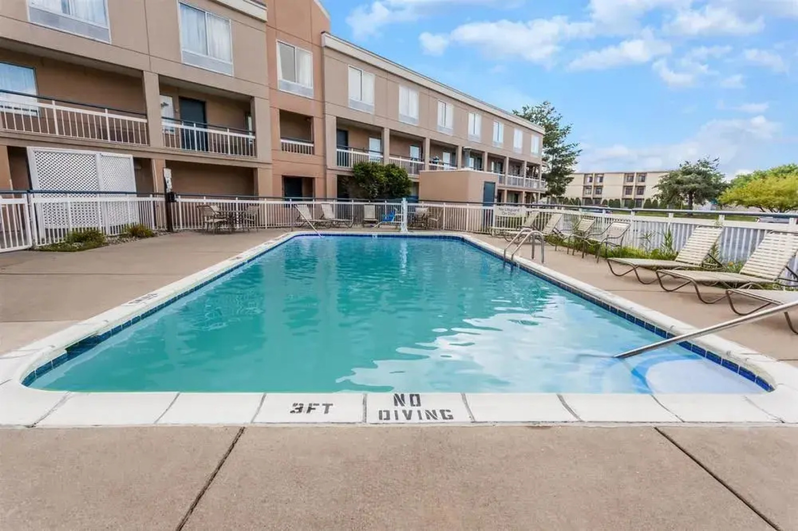 Days Inn & Suites Warren