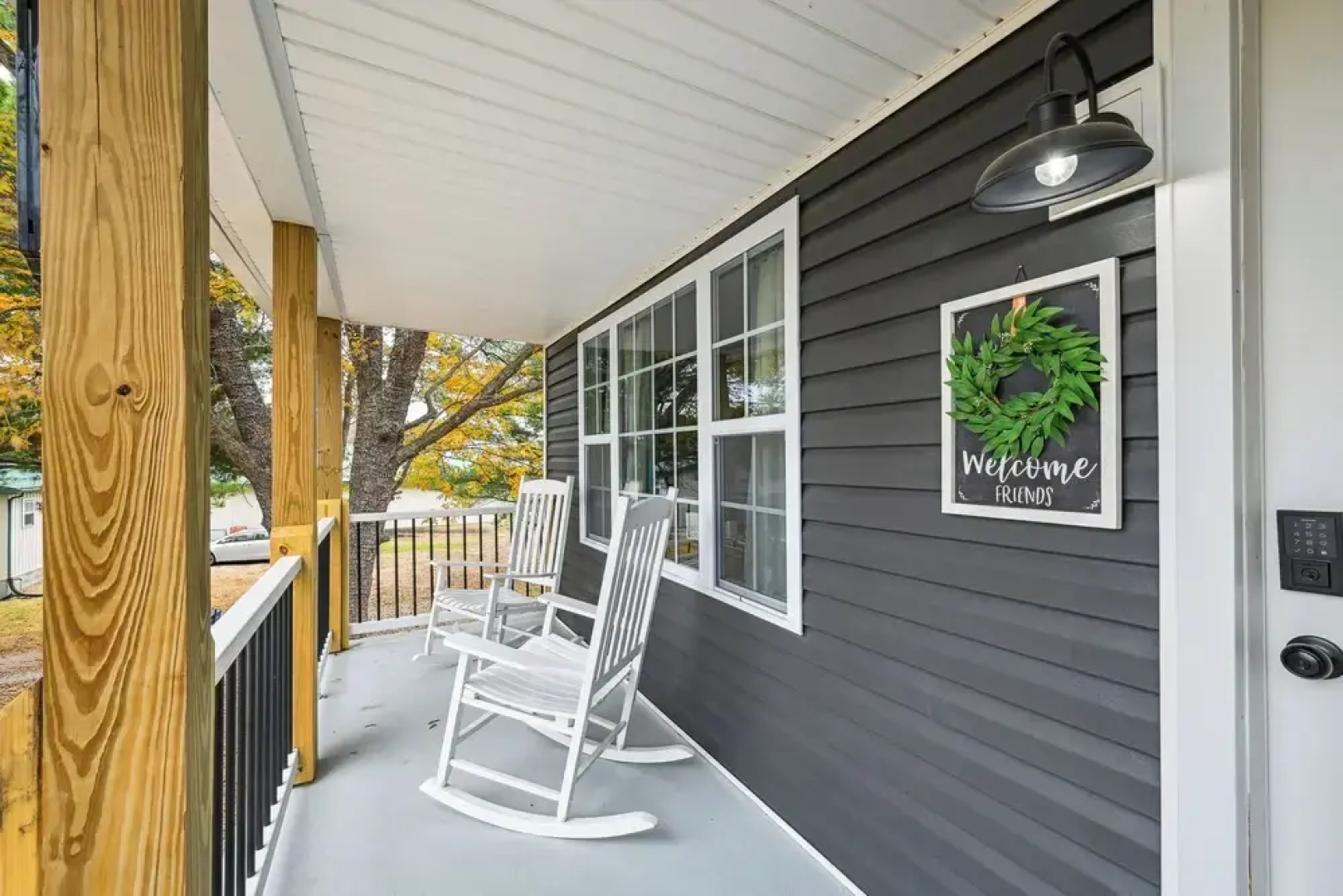Vine Grove Home w/ Deck, 4 Mi to Saunders Springs!