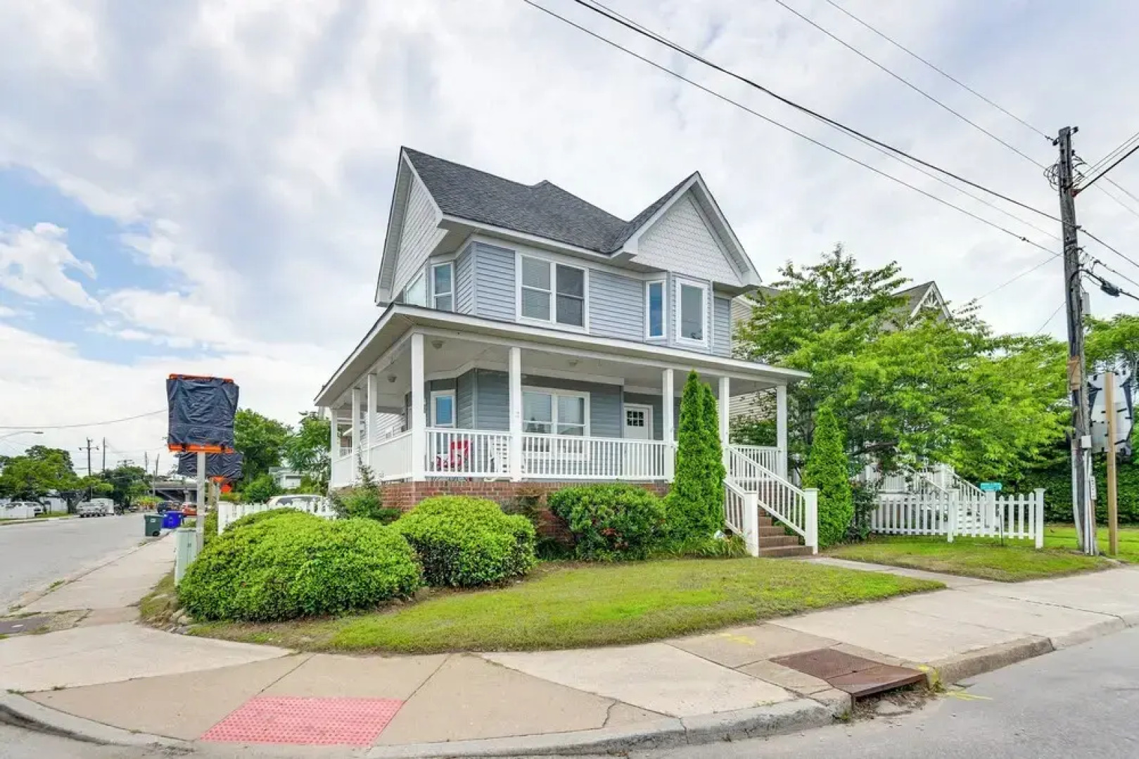 Inviting Norfolk Family Retreat: 1 Block to Beach!