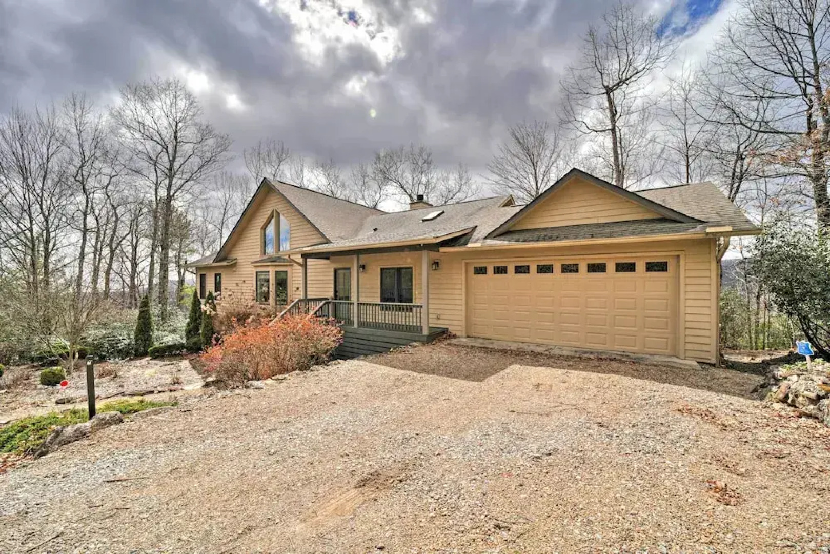 Sapphire Retreat w/ Views, Fire Pit, & Lake Access