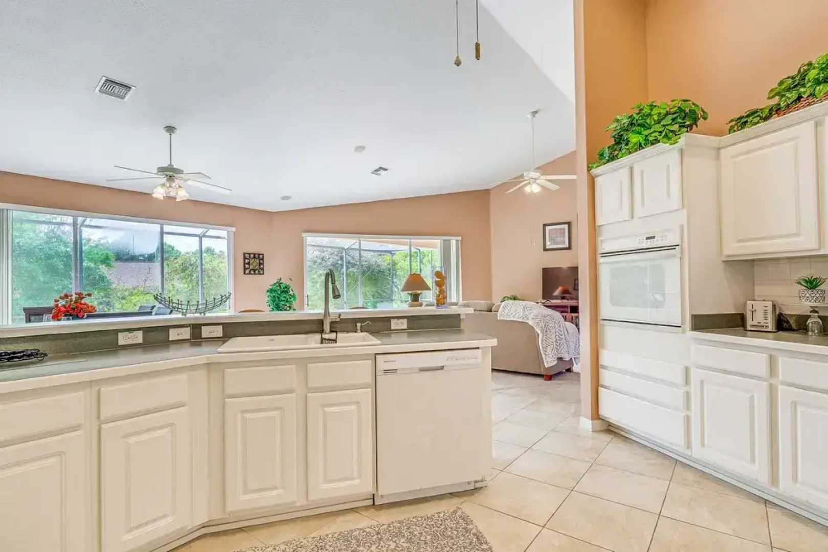 1 Mi to Rainbow Springs State Park: Home w/ Lanai!