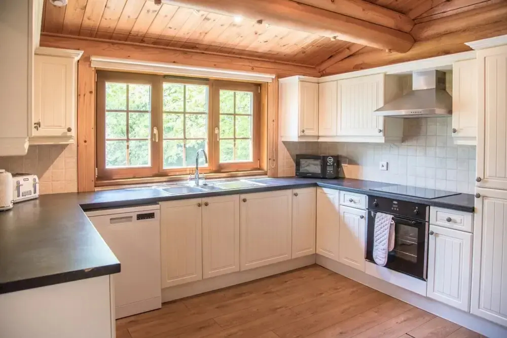 Oak Lodge With Hot Tub, Kingfishers
