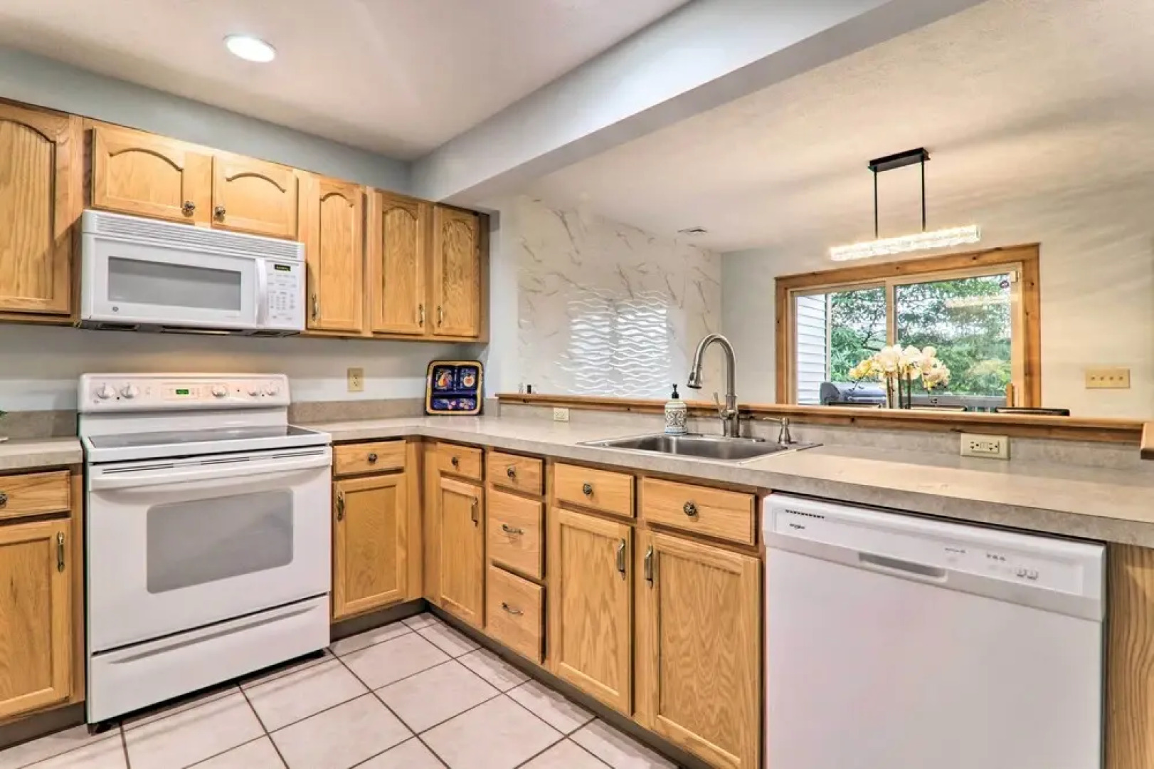 Modern Camelback Mountain Home: 1/2 Mi to Skiing!