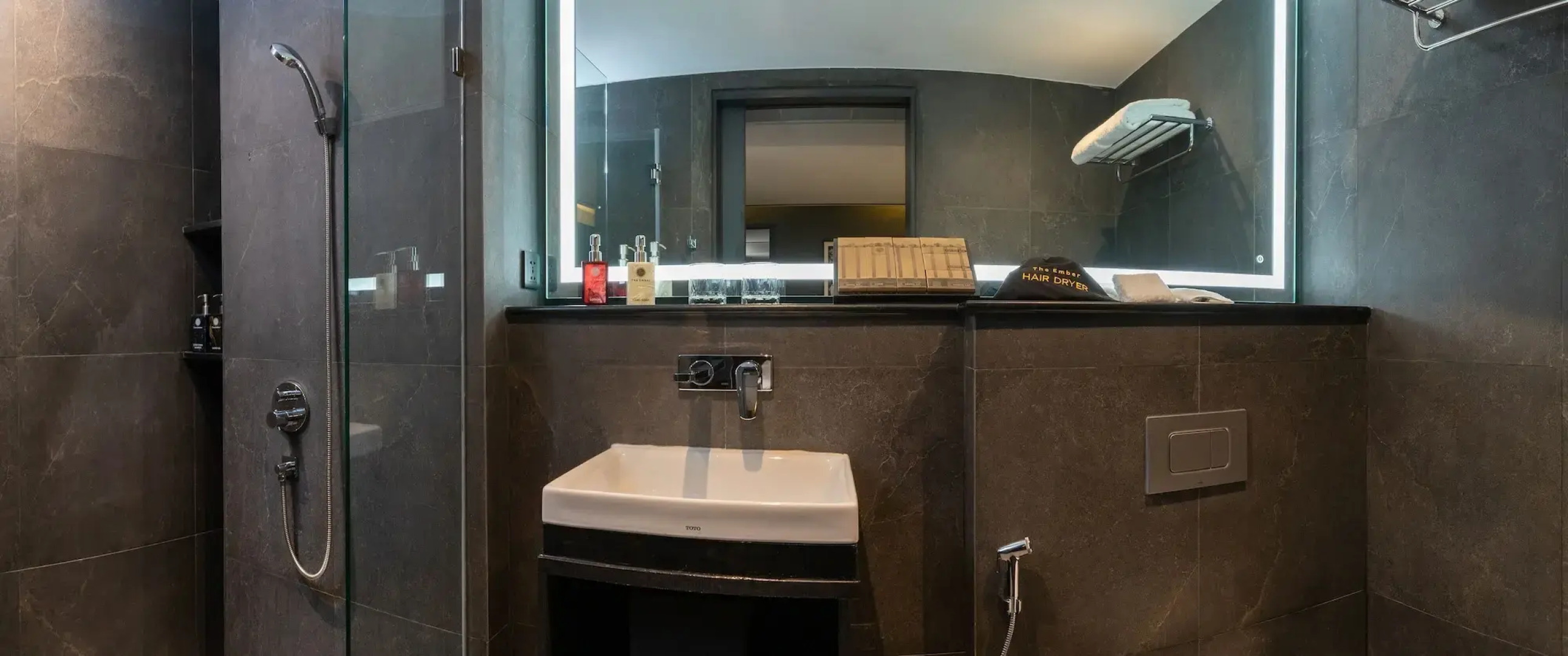 The Gravitique Hotel Khaosan