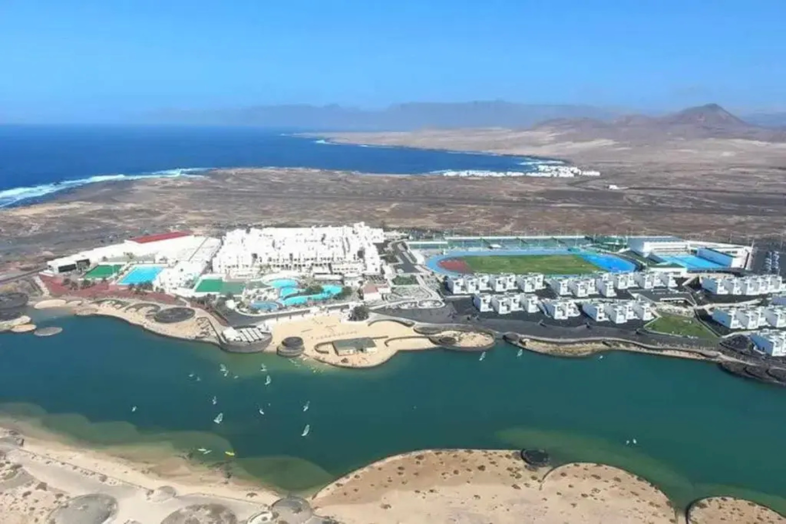 CASA ANCLADA en LA SANTA- 4 Apartamentos frente al mar- 1ª linea solarium barbacoa