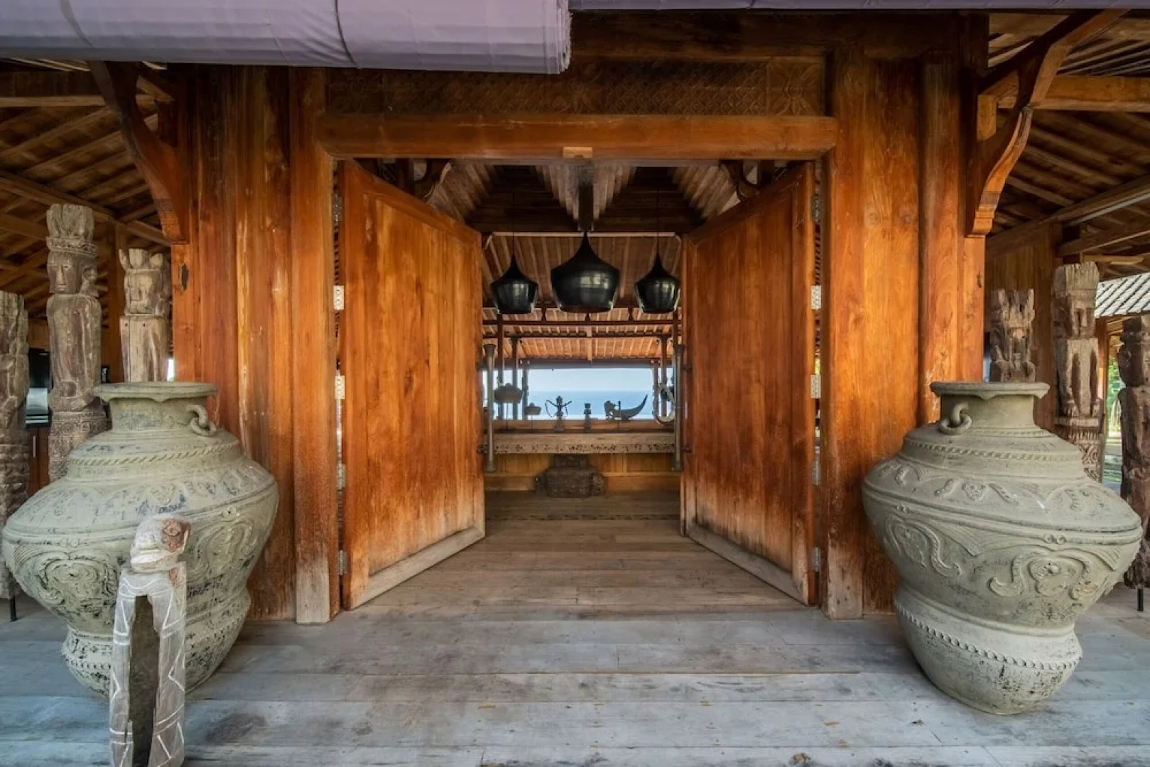 Palatial Wooden Villa, 4br, Lovina