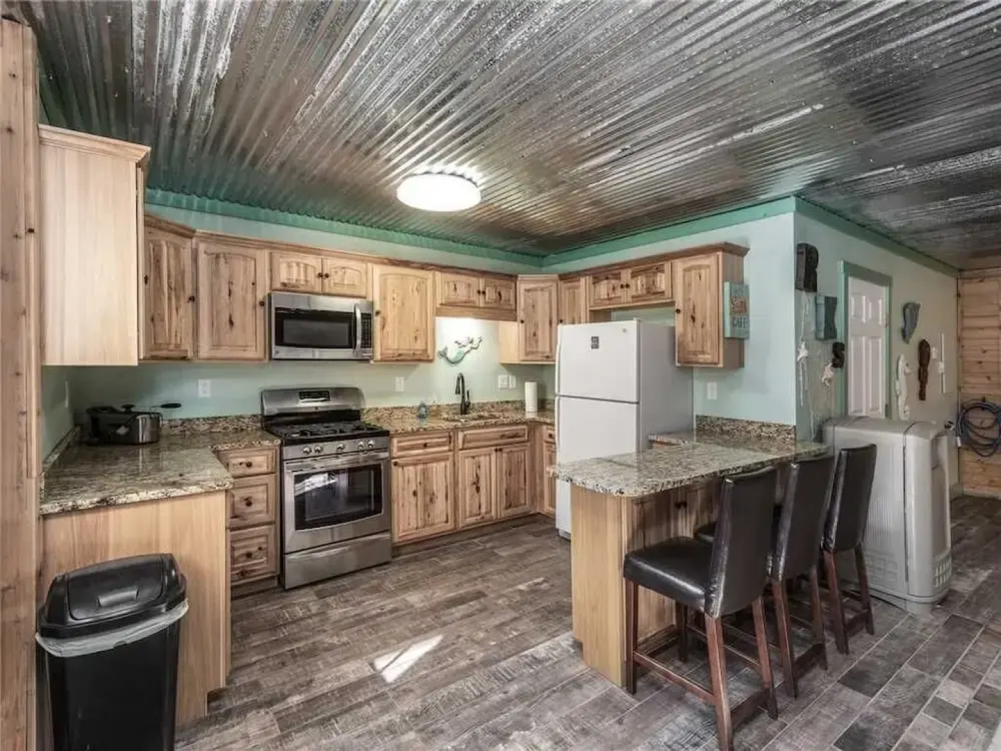 Eagle Creek Complex, Six Cabins, Indoor Heated Pool, Sleeps 28