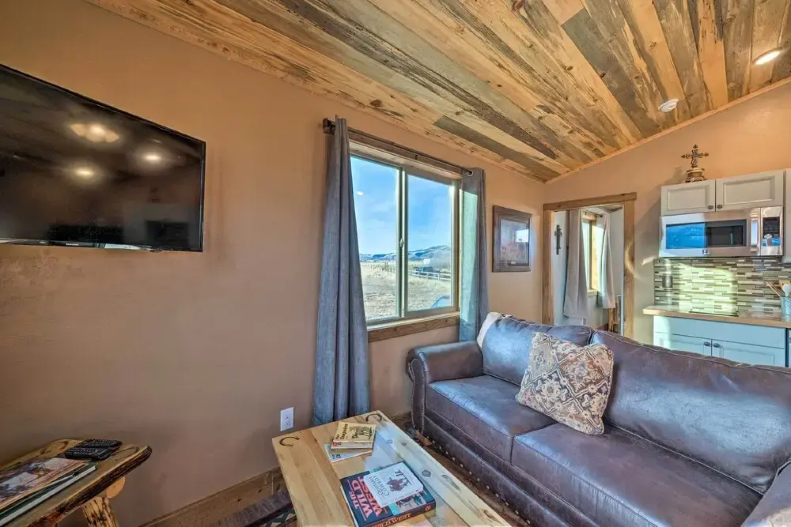 Couples Retreat 1-hour Drive From Yellowstone NP!