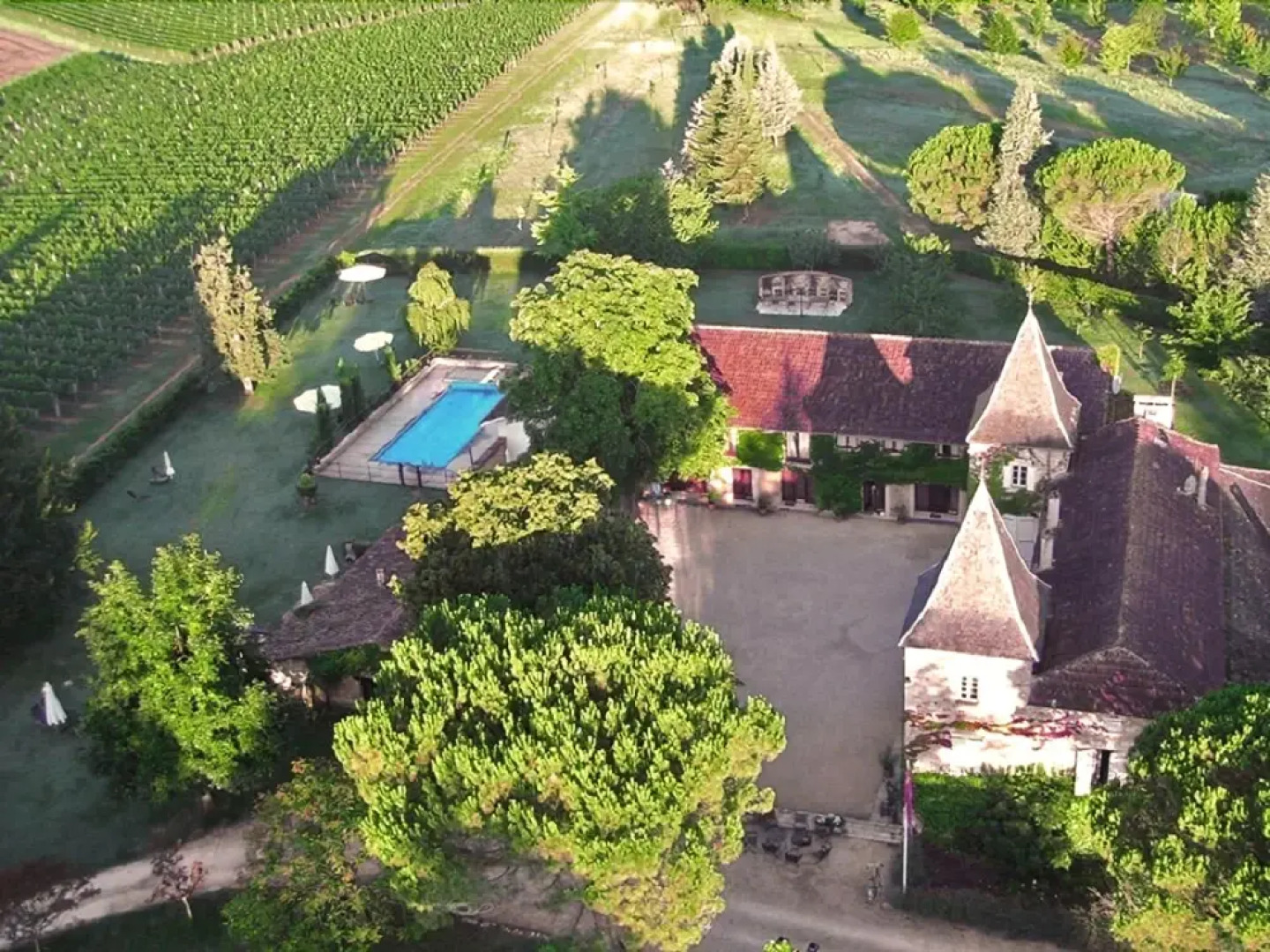 Holiday apartments at the courtyard of French château