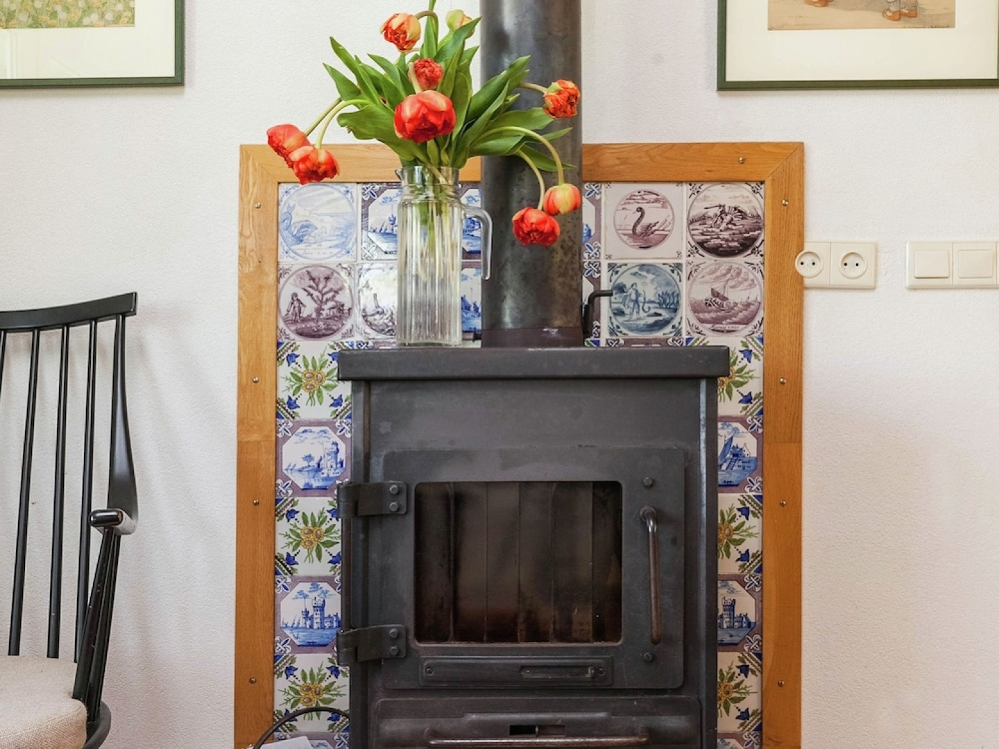 Detached house with large enclosed garden, playground equipment and covered terrace