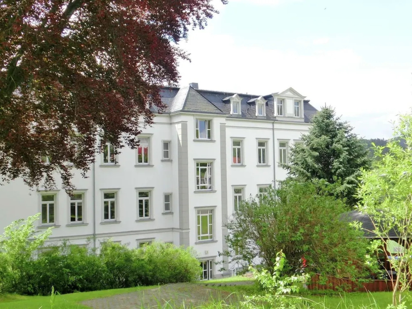 Moderne Villa in Borstendorf mit Park