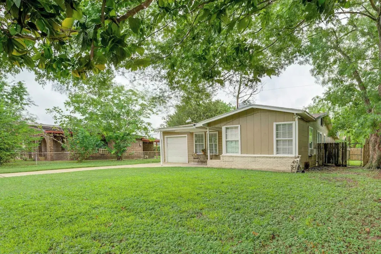 Fire Pit & Grill: Victoria Home Near Downtown