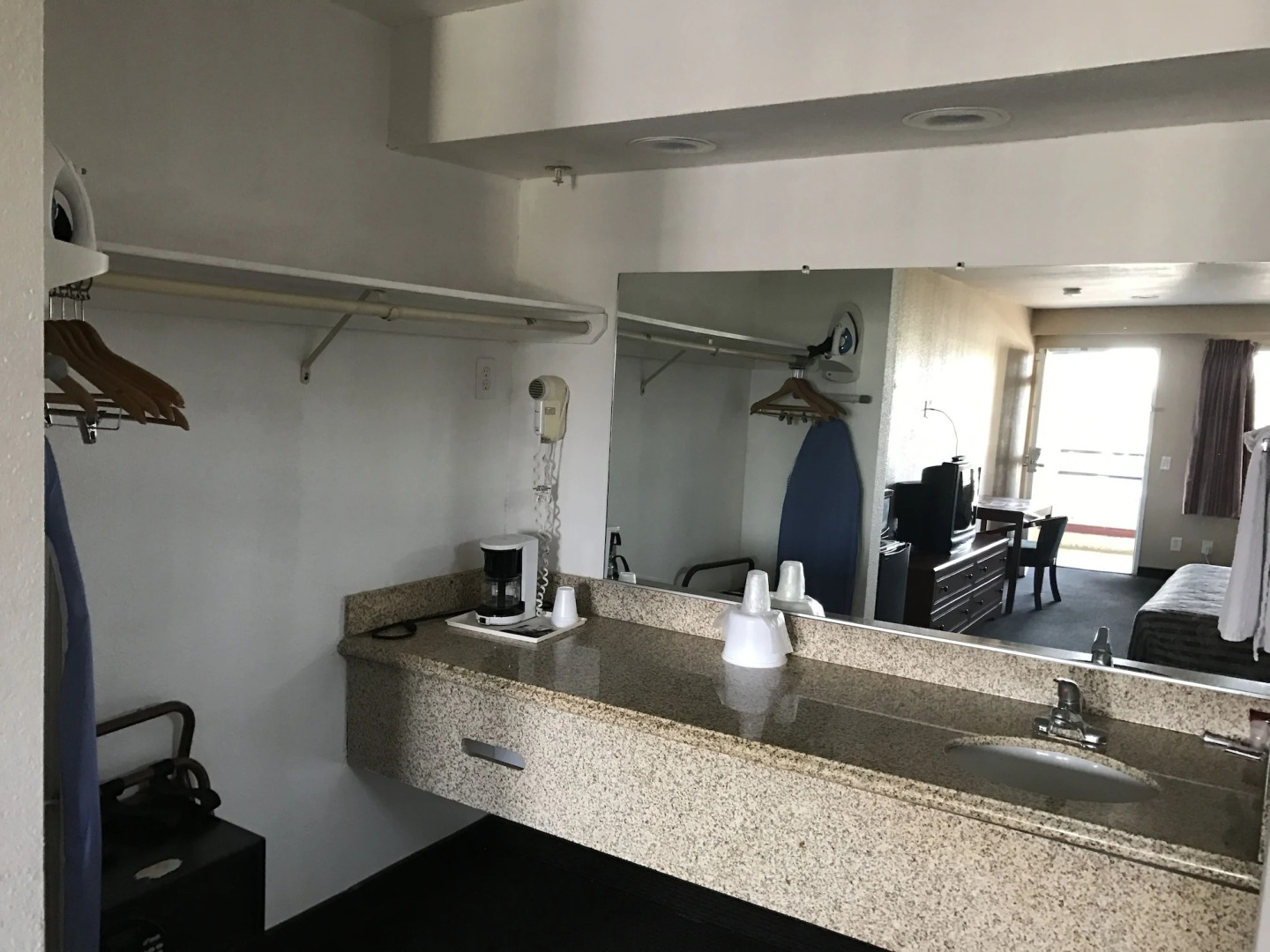 Studio 6 Bakersfield, CA - South