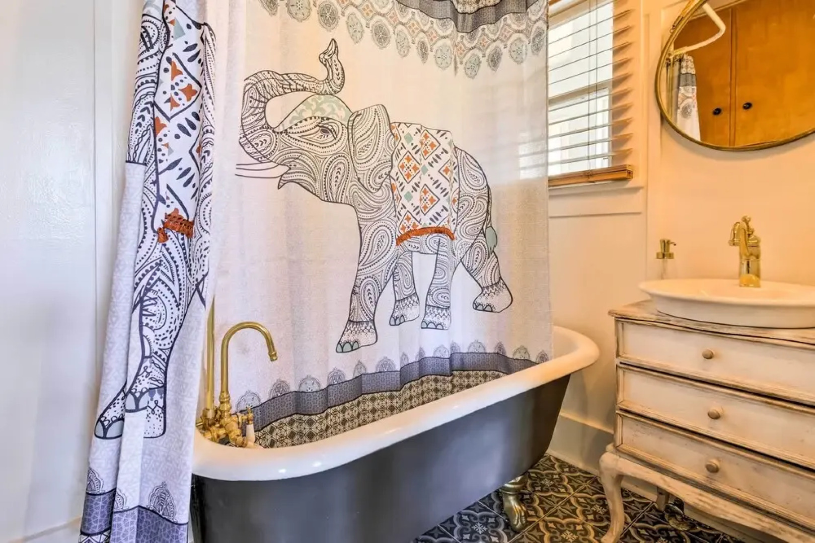 Walk to Dtwn Shops & Eats: Sturgeon Bay Retreat