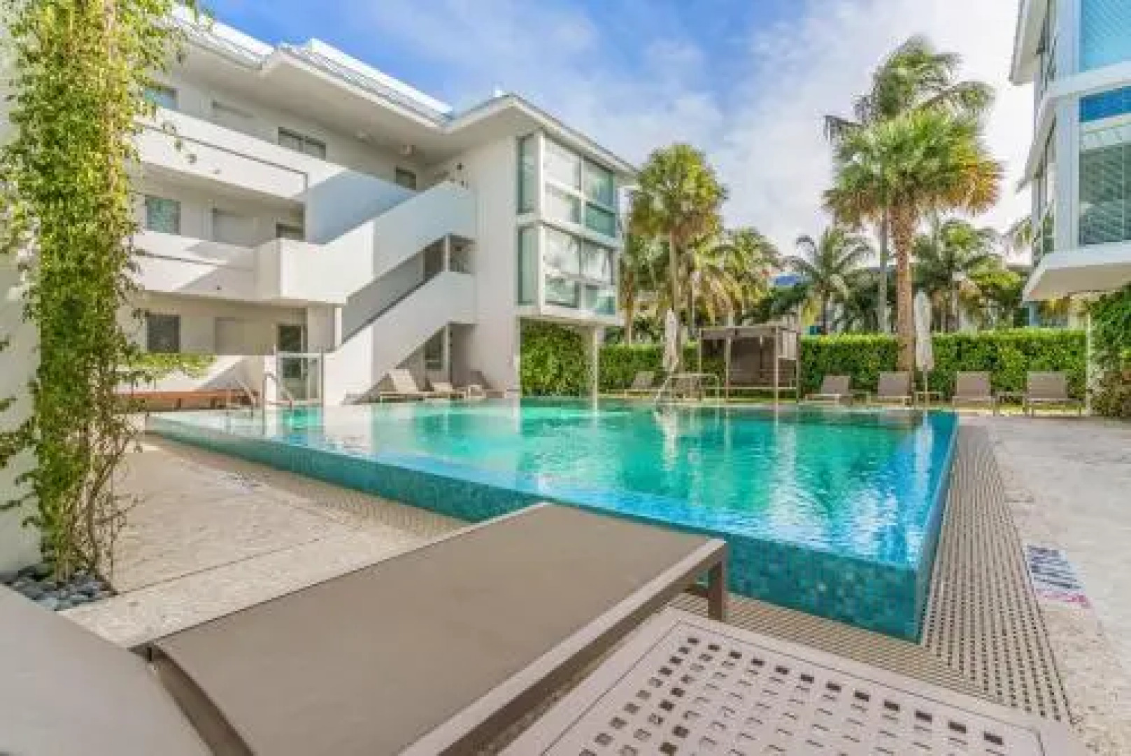 Beach Haus Key Biscayne Contemporary Apartments